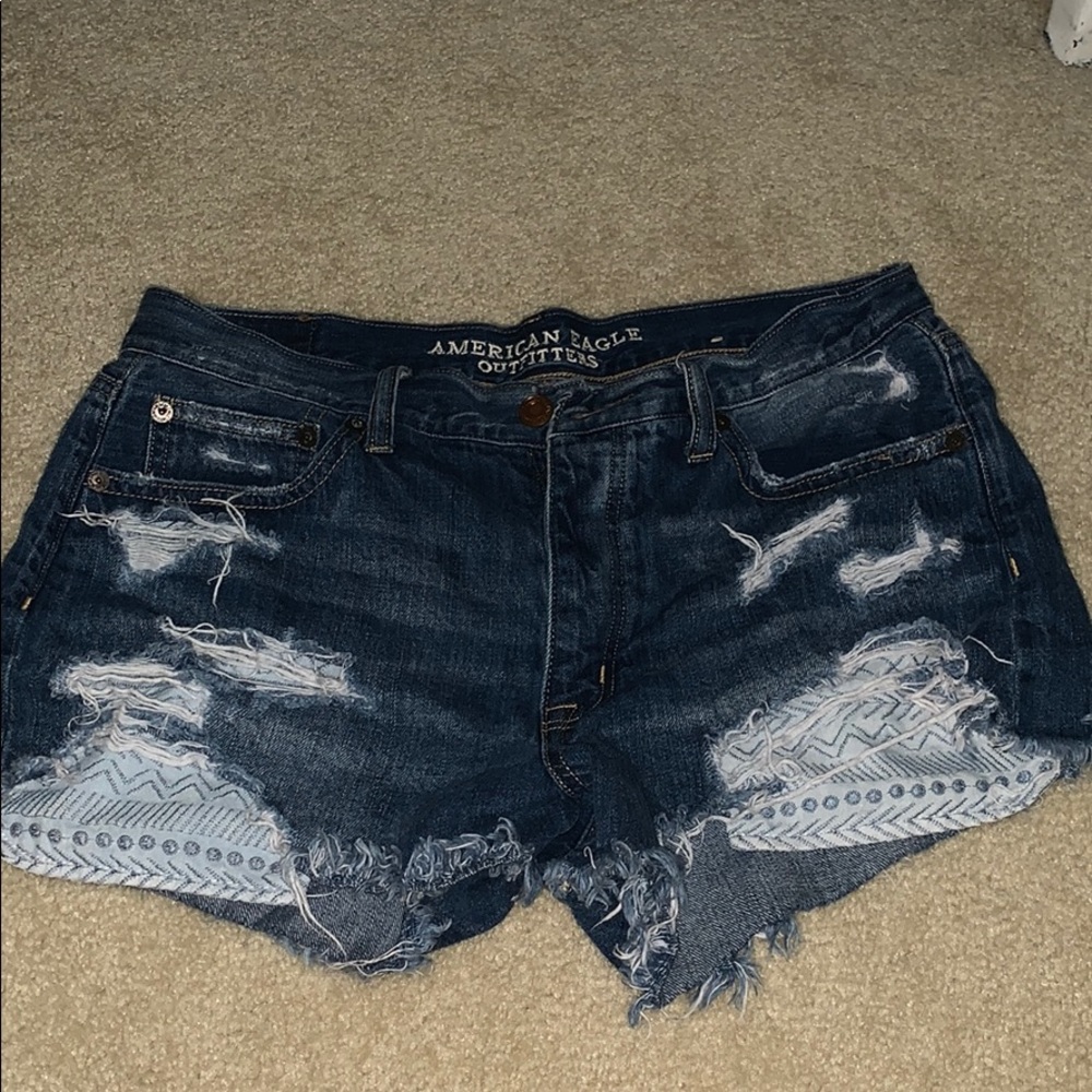 Ripped jean shorts with designed pockets